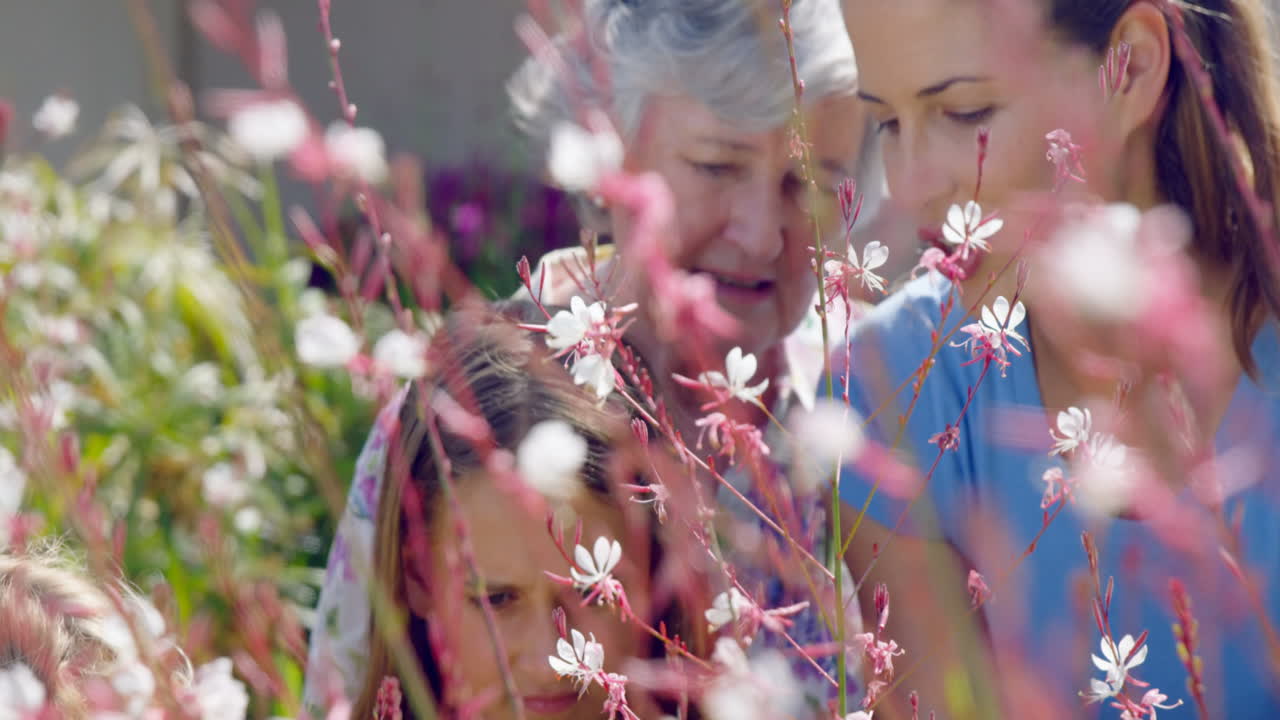 정원에서 세 세대의 여성