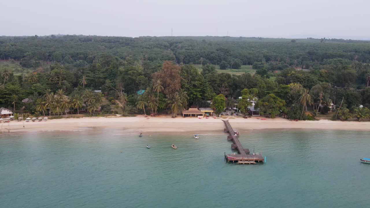 vista aérea del muelle en la playa de ao suan yai en la isla de koh mak