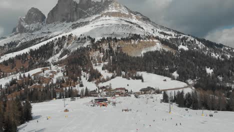 Drohnenaufnahmen-Vom-Passo-Di-Costalunga,-Südtirol,-Mit-Den-Dolomiten-–-Roda-Di-Vael