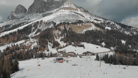 imágenes de drones de paso di costalunga, tirol del sur, con las dolomitas - roda di vael