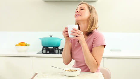 mujer madura tomando café en el desayuno