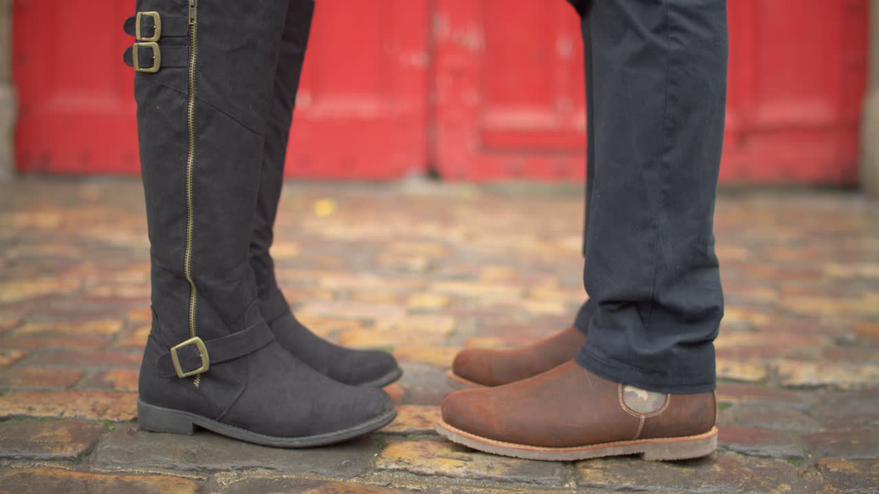 키스하는 커플의 다리