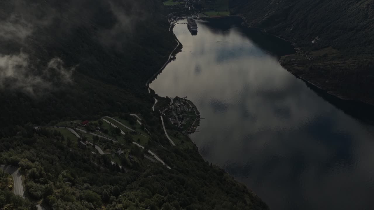 Pohled z dronu na malebný Ornesvingen a hluboký Geirangerfjord, Norsko