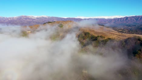 Luft-über-Wolken-Und-Nebel-Zeigt-Das-Ojai-Tal-Und-Die-Schneebedeckten-Topatopa-Berge-Im-Winter