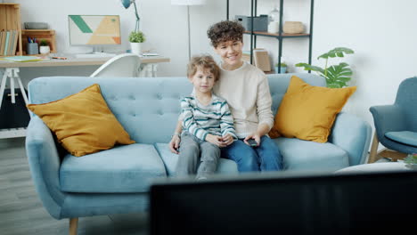 madre y hijo viendo la televisión