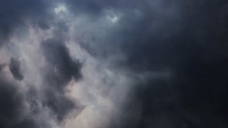 4k-Blitzeinschlag-Am-Dunklen-Himmel-Bei-Wetterwechsel