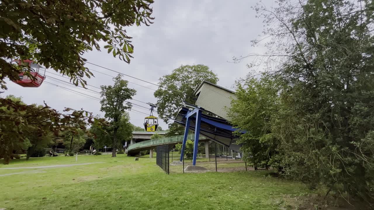 estación de teleférico en colonia en un camino en el que las pequeñas góndolas entran y salen
