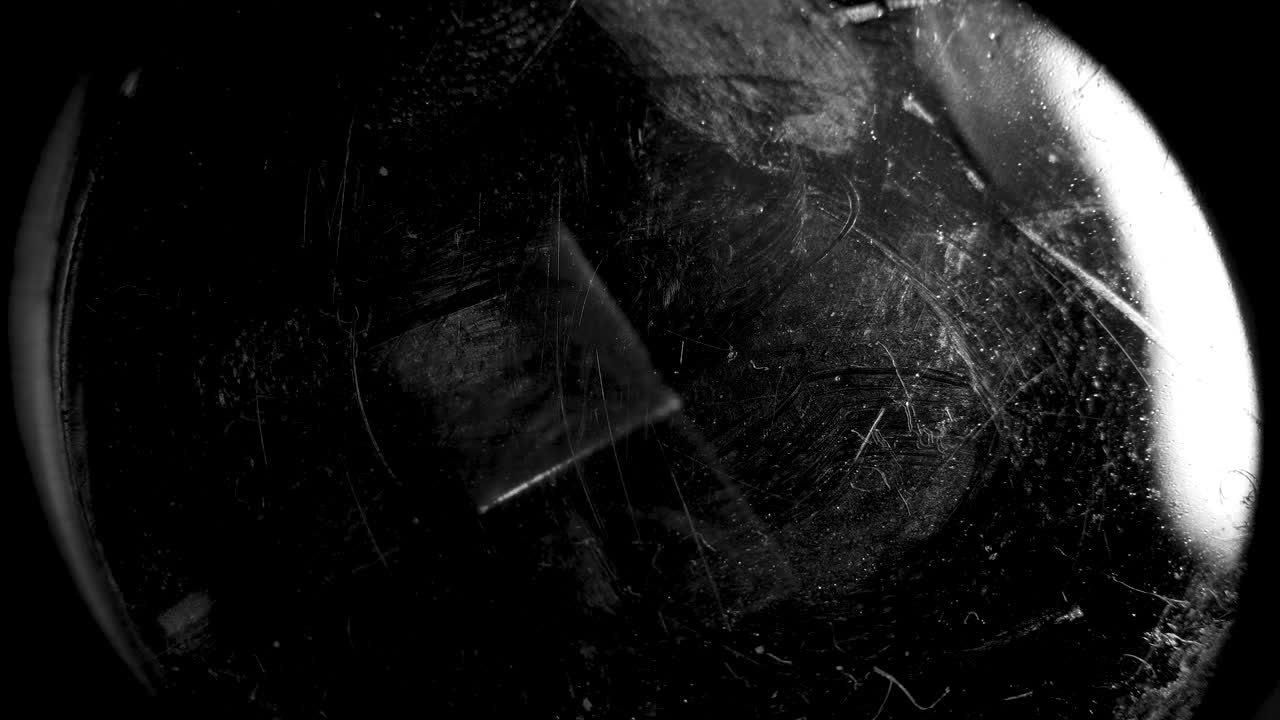 светодиодный свет попадает на поцарапанный и пыльный передний объектив камеры, прохладный переход видео или трейлера и наложение.