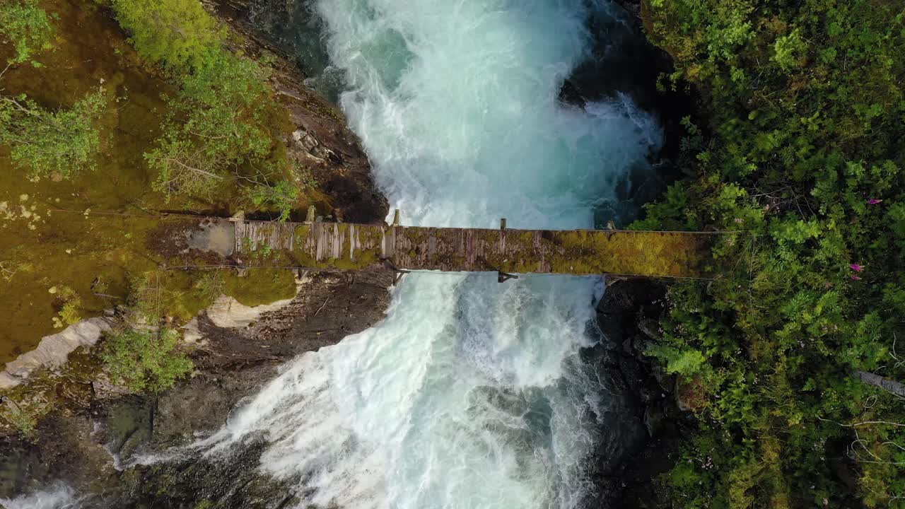 Visutý most přes horskou řeku, Norsko.