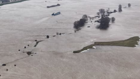 Antena-De-Lluvia-Y-Alto-Nivel-De-Agua-A-Lo-Largo-Del-Río-Waal-En-Varik,-Güeldres,-Países-Bajos