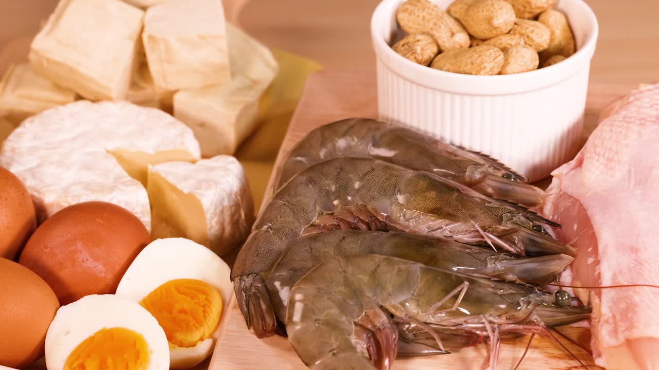 variedad de fuentes de proteínas, incluidas la carne y los mariscos