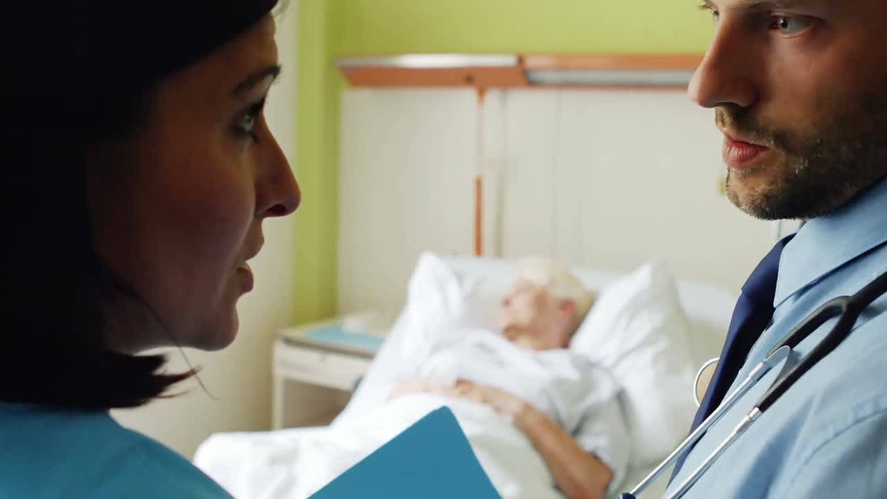 medici che interagiscono tra loro