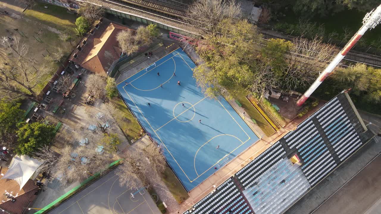 Vista aérea de amigos jugando al fútbol en la cancha.