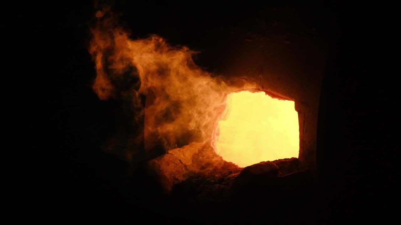 녹은 금속을 가진 산업 오븐