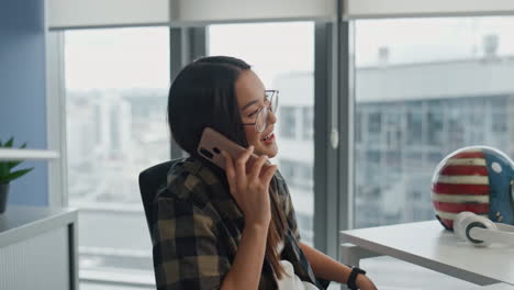 Estudiante-Emocional-Charlando-Con-Teléfono-Celular-En-Una-Oficina-Remota-De-Cerca.-Llamada-Telefónica-De-Mujer