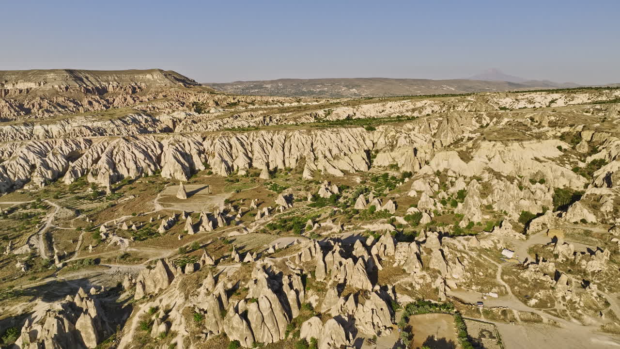 Göreme, Turchia. Sorvolo aereo v21 che cattura una spettacolare vista paesaggistica con formazioni rocciose uniche, valle, camini delle fate e campi sull'altopiano nella regione della Cappadocia - Ripreso con Mavic 3 Cine - Luglio 2022.