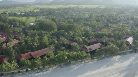 Gesamtansicht-Kamerafahrt-Küste-Langkawi,-Strand,-Küste,-Bäume-Und-Gebäude,-Keine-Menschen,-Tageslicht