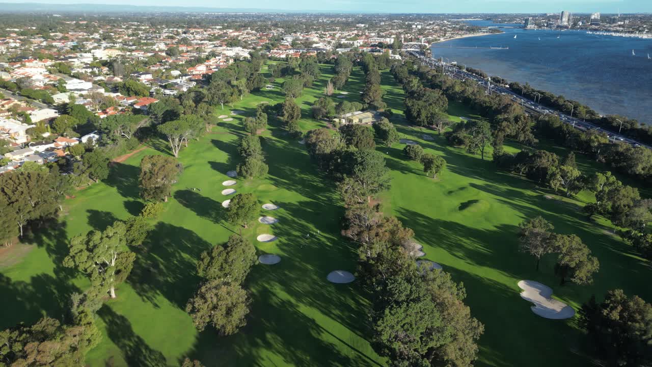 서부 오스트레일리아 의 스완 강  ⁇  에 있는  ⁇ 은 날 에 로 ⁇  퍼스 골프 클럽 의 공중 비행