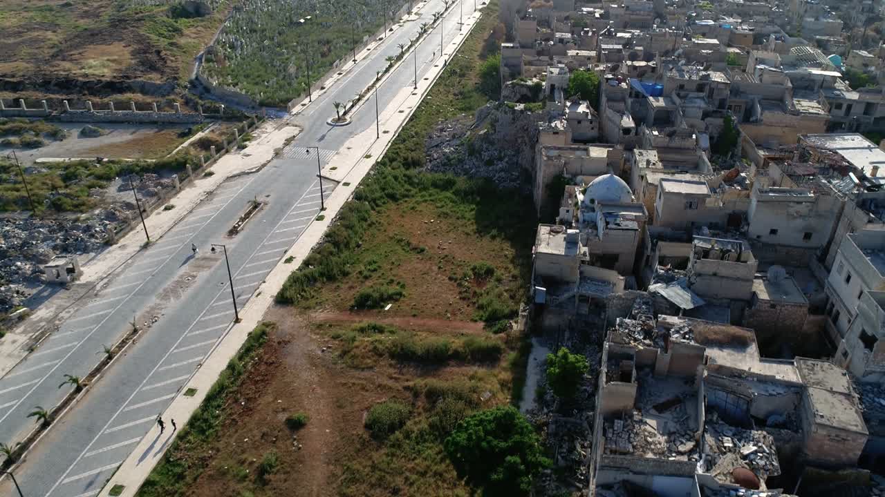 알레포의 한 구역의 지붕 위의 공중 풍경: 우리는 빛 아래 시리아 도시의 건물의 지붕을 볼 수 있습니다.