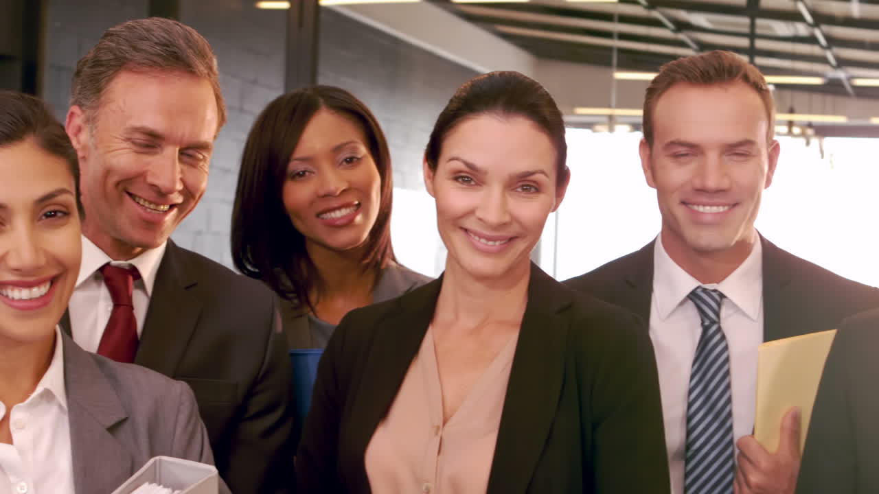 personas de negocios sonrientes posando juntas