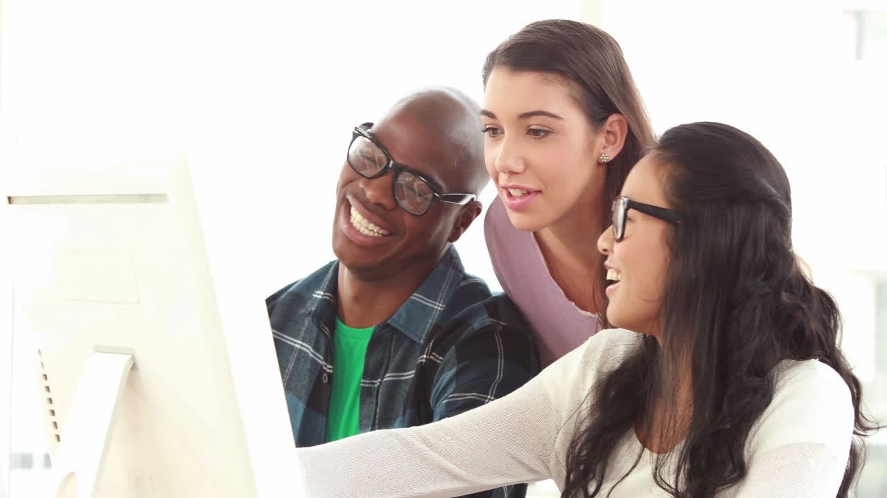 equipo de negocios creativos teniendo una reunión