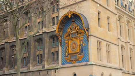 Oldest-Public-Clock-On-The-Horloge-Tower-Of-Conciergerie-Facade-In-Paris,-France