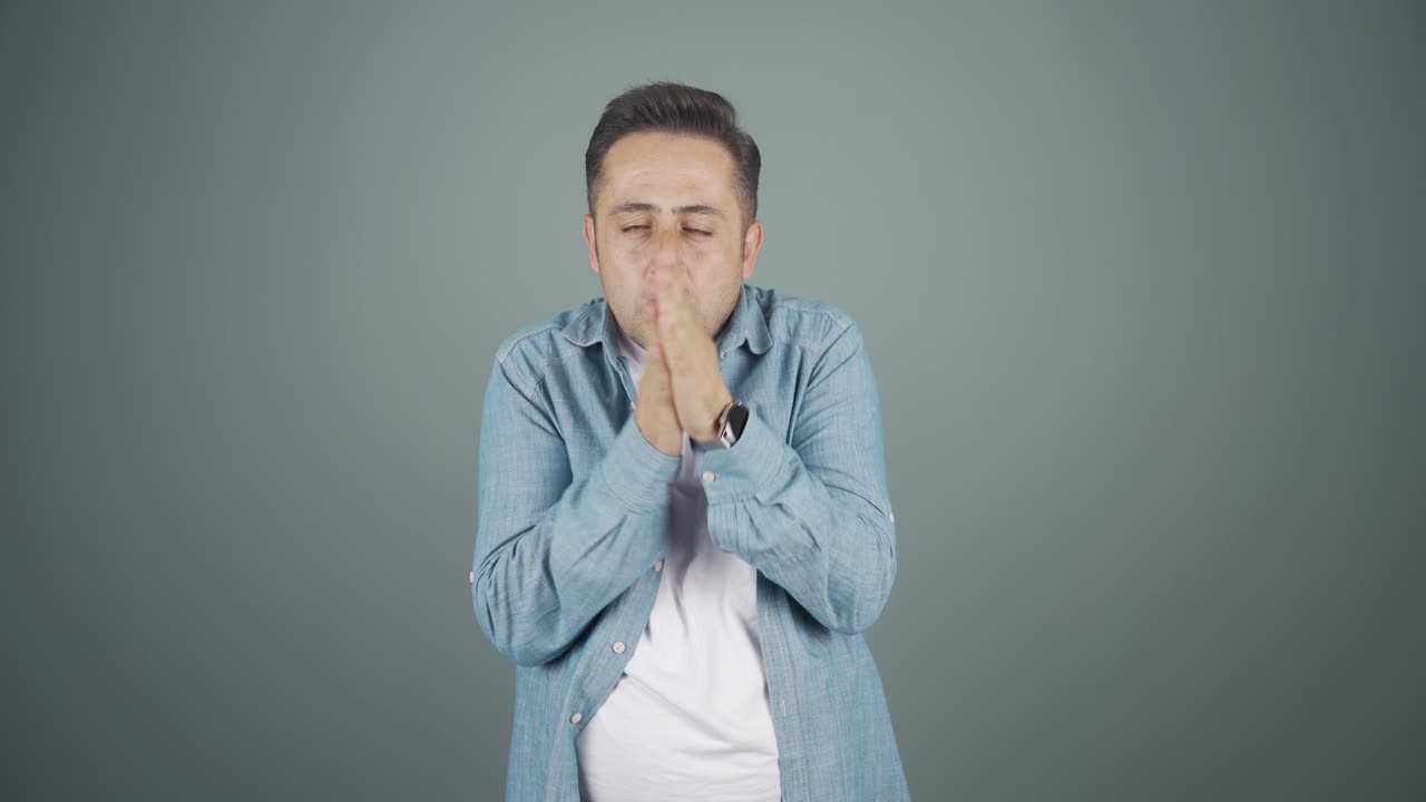 hombre frío y tembloroso.