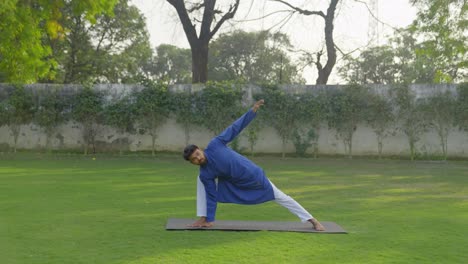 el yoga está siendo hecho por un hombre indio