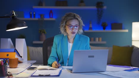 Mujer-Trabajadora-De-Oficina-En-Casa-Independiente.