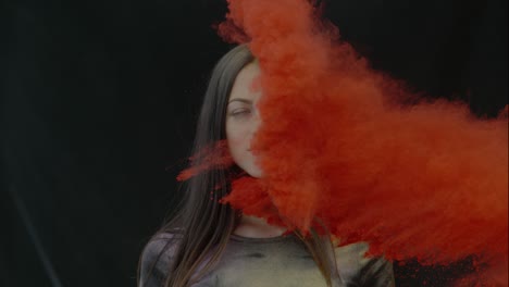 chica en color explosión de polvo en cámara lenta