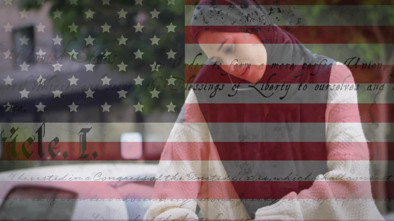 히자브를 입은 혼혈 여성이 스마트폰으로 이야기하는 미국 국기를 흔들고 있는 애니메이션