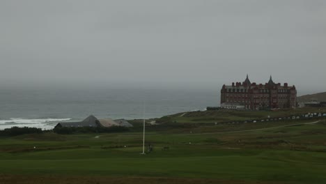 Toma-De-Timelapse-Del-Clima-Acercándose-Sobre-El-Hotel-Headlands-Y-El-Newquay-Gold-Club