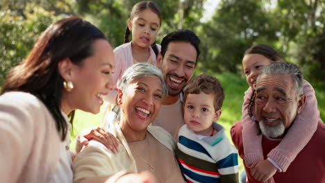 Cara,-Familia-Y-Selfie-Feliz-En-La-Naturaleza.