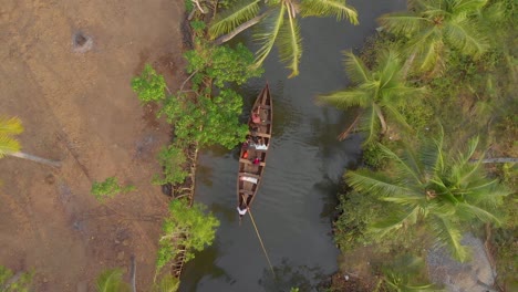 Vista-Aérea-De-Un-Barco-Largo-Con-Turistas-Y-Guías-Navegando-En-Canoa-Por-Los-Estrechos-Canales-Y-Vías-Fluviales-De-La-Isla-De-Munroe,-India