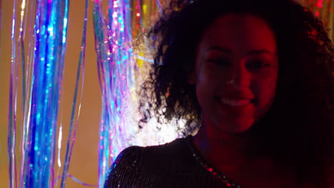 primer plano de una mujer en un bar nocturno o discoteca bailando con luces brillantes 14