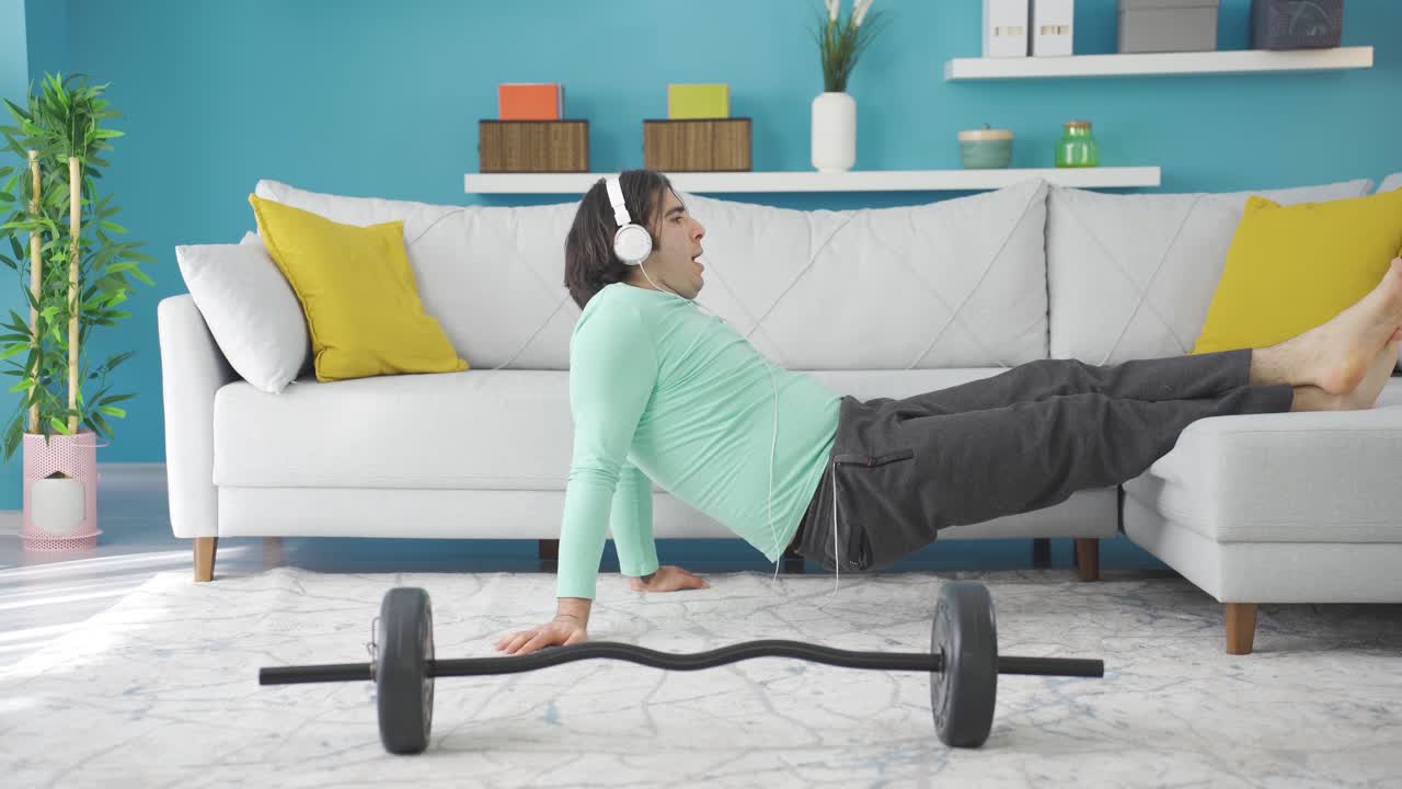 el hombre divertido está haciendo ejercicios de estiramiento en casa y es feliz. vídeo deportivo divertido.