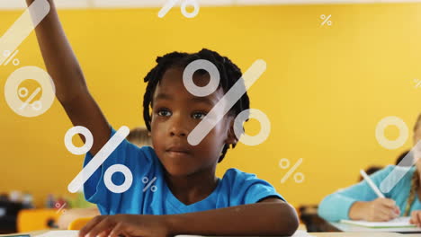 animación de símbolos de porcentaje sobre un niño afroamericano levantando la mano contra un fondo amarillo