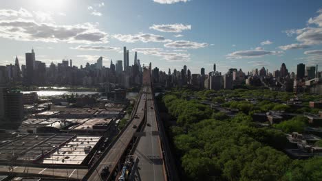 Evening-traffic-on-Queensboro-Bridge,-headed-into-Manhattan,-NYC