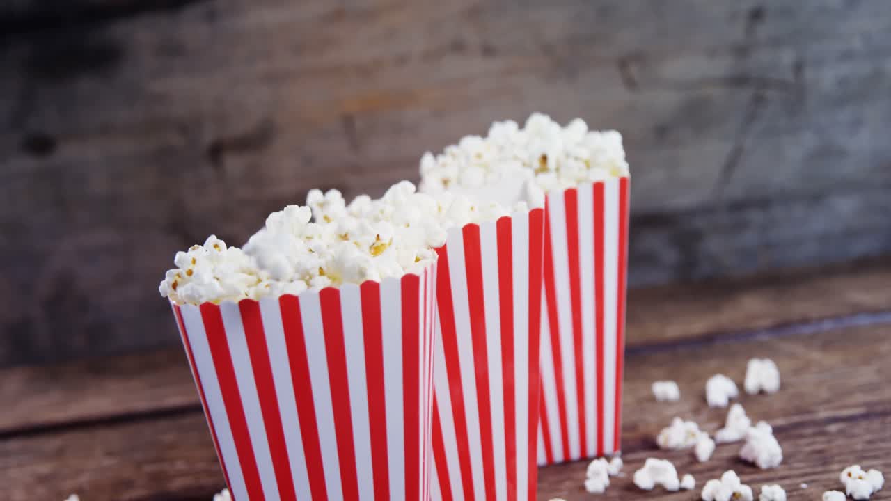 Popkorn arrangert på rekke med 4. juli-tema