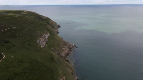 Drohnenaufnahme-Von-Meeresklippen-An-Einem-Sonnigen-Tag