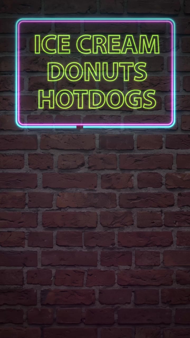 Insegna al neon lampeggiante con gelati, ciambelle e hot dog su muro di mattoni