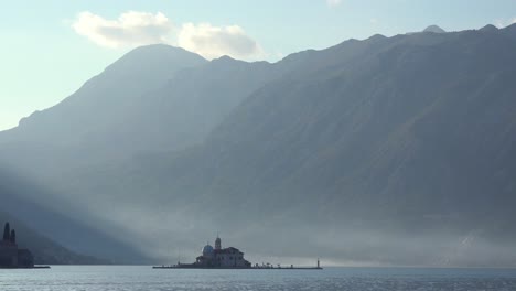 La-Luz-Del-Sol-Penetra-Las-Nubes-E-Ilumina-La-Iglesia-De-Our-Lady-Rock-Island-En-La-Bahía-De-Boka-Montenegro