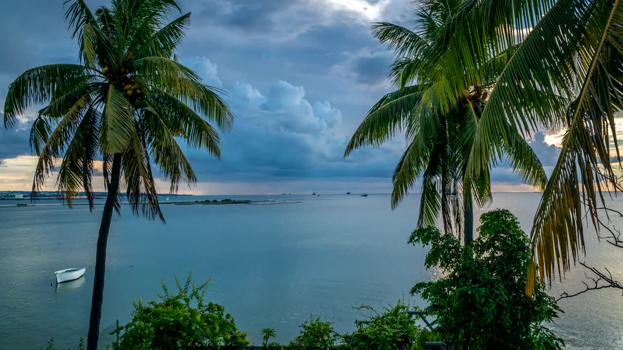 모리셔스 섬의 바다에서 해가 뜨는 모습