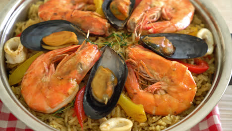 Paella-De-Marisco-Con-Gambas,-Almejas,-Mejillones-Sobre-Arroz-Con-Azafrán---Estilo-De-Comida-Española