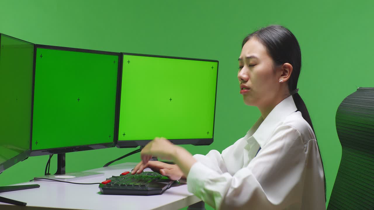 mujer concentrándose en la computadora