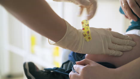 Un-Médico-Profesional-Realiza-Una-Inyección-De-Vacunación-En-La-Pierna-Del-Bebé.