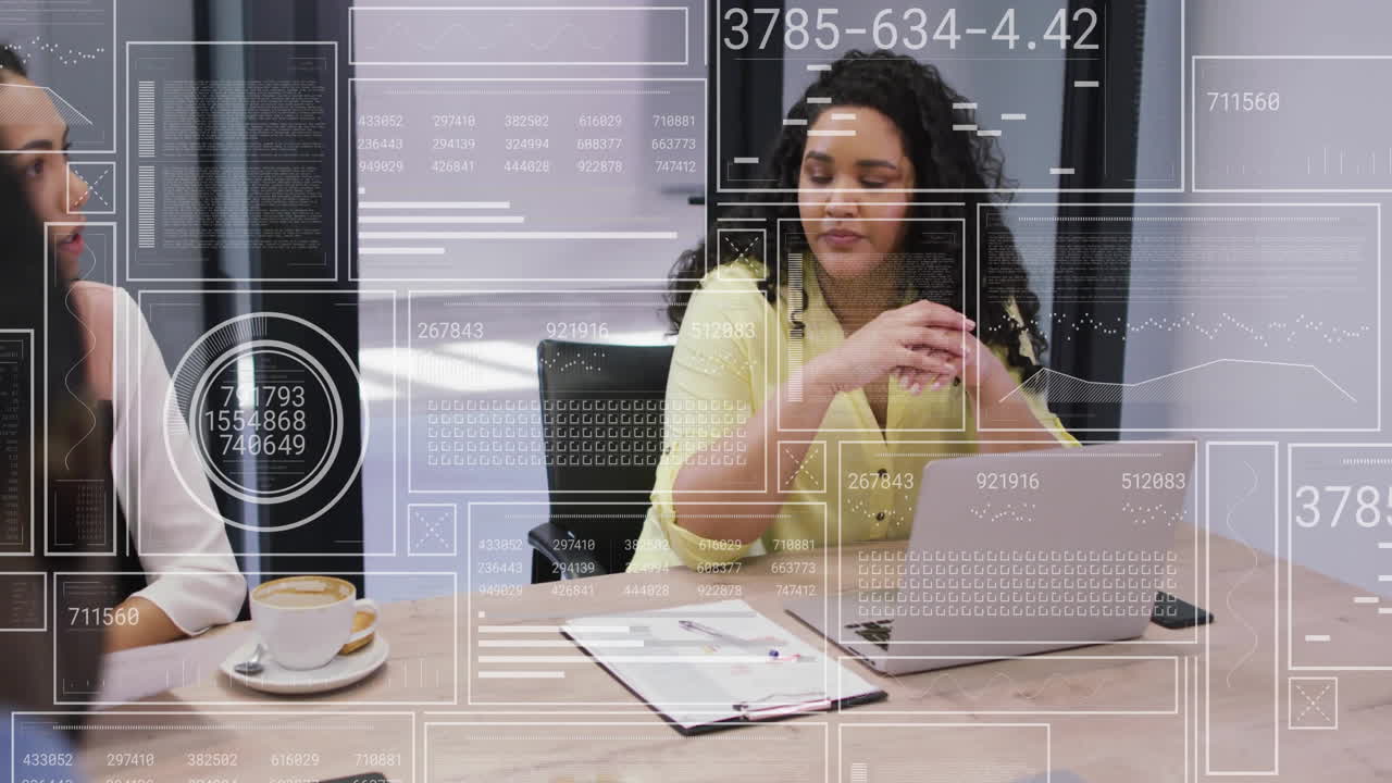 animación del procesamiento de datos sobre diversas compañeras de negocios en la reunión