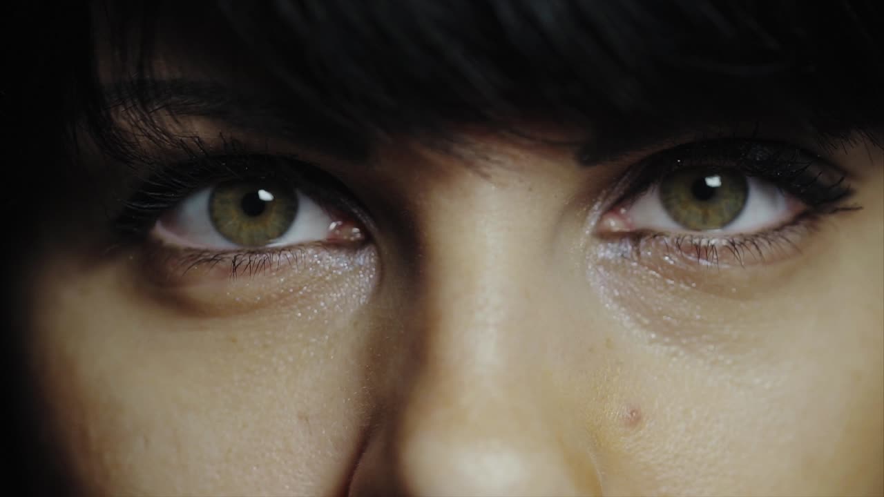 primer plano de los ojos de una mujer.