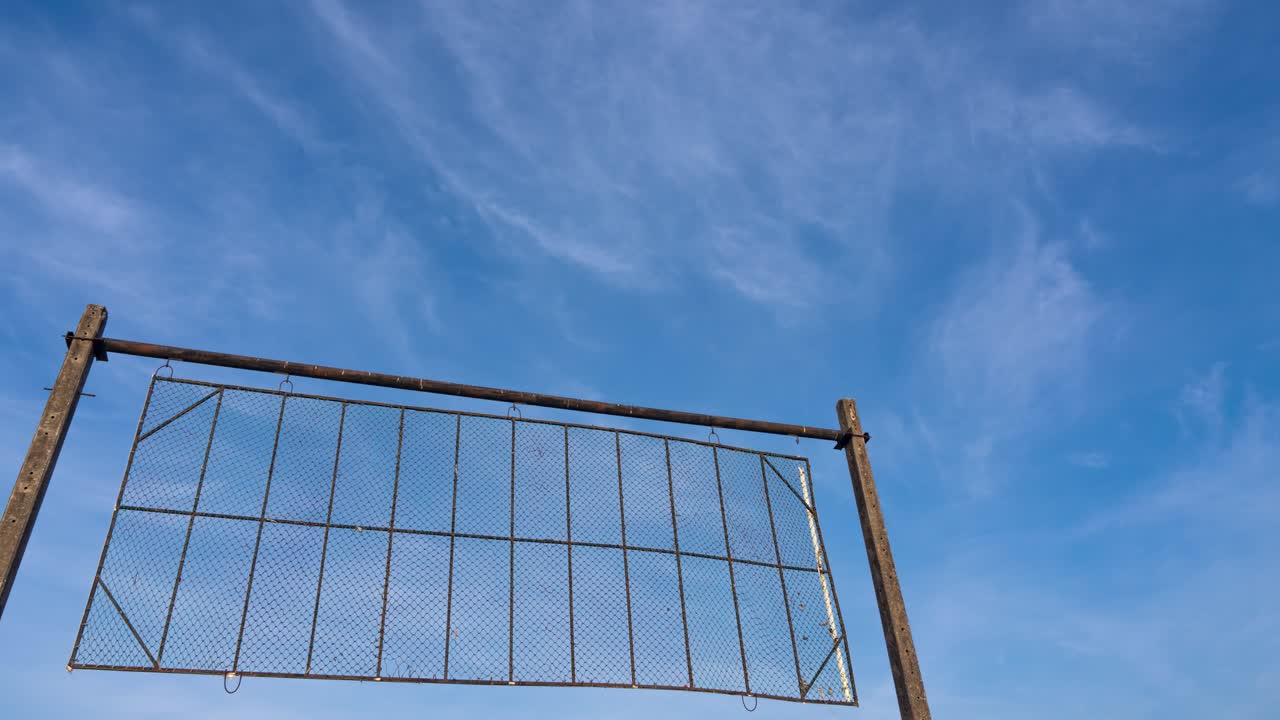 nubes de curry blancas aireadas en una mañana de primavera. vista de ángulo bajo de cielo azul claro. muchos pájaros pequeños volando en la atmósfera. buen tiempo feliz temporada de primavera en un día brillante entorno timelapse