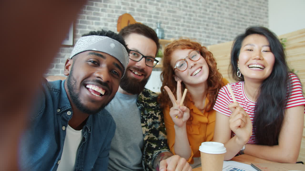 Amici felici che si fanno un selfie